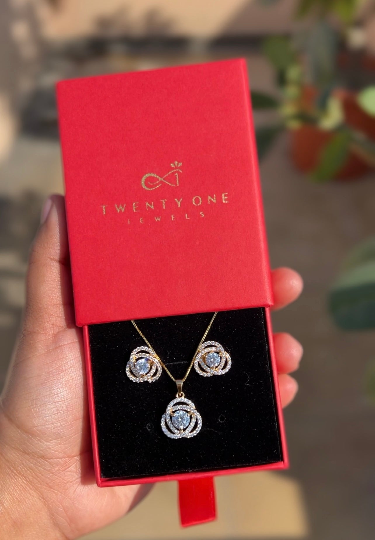 The 18k Gold Finish Intertwined Cluster Fauzia Solitaire Pendant Set ( Premium Screw Backs )5104| 1 Year Warranty )