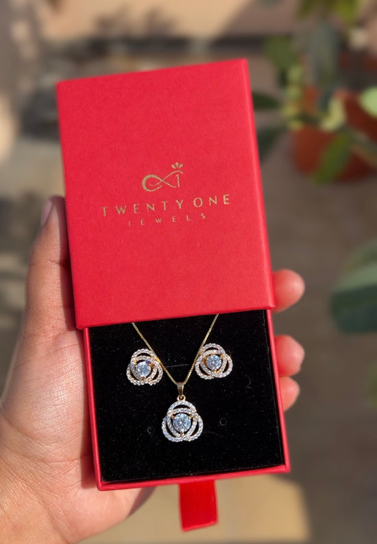 The 18k Gold Finish Intertwined Cluster Fauzia Solitaire Pendant Set ( Premium Screw Backs )5104| 1 Year Warranty )