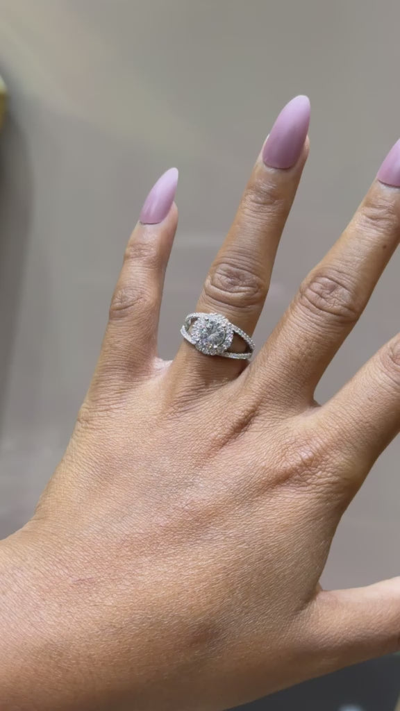Load and play video in Gallery viewer, 1.5 Carat Round Cut Solitaire Dilicia Ring with Diamond Halo on Pure 925 Silver
