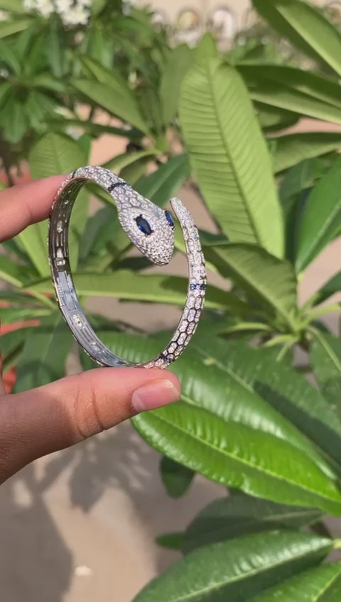 Load and play video in Gallery viewer, Luxury Brand Inspired Premium Openable Cobra Bracelet on Pure 925 Silver
