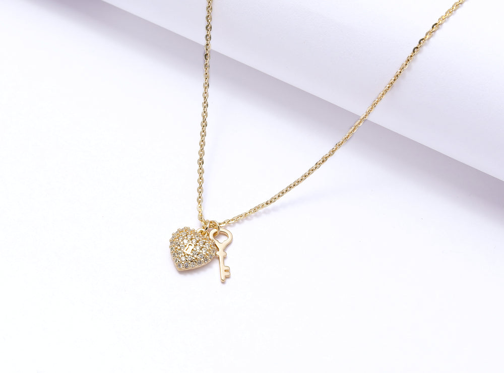 Pendant with Chain in 18k Gold finish