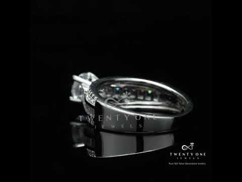 Load and play video in Gallery viewer, Queens Triband 1 Carat Solitaire Wedding Ring on Pure 925 Silver
