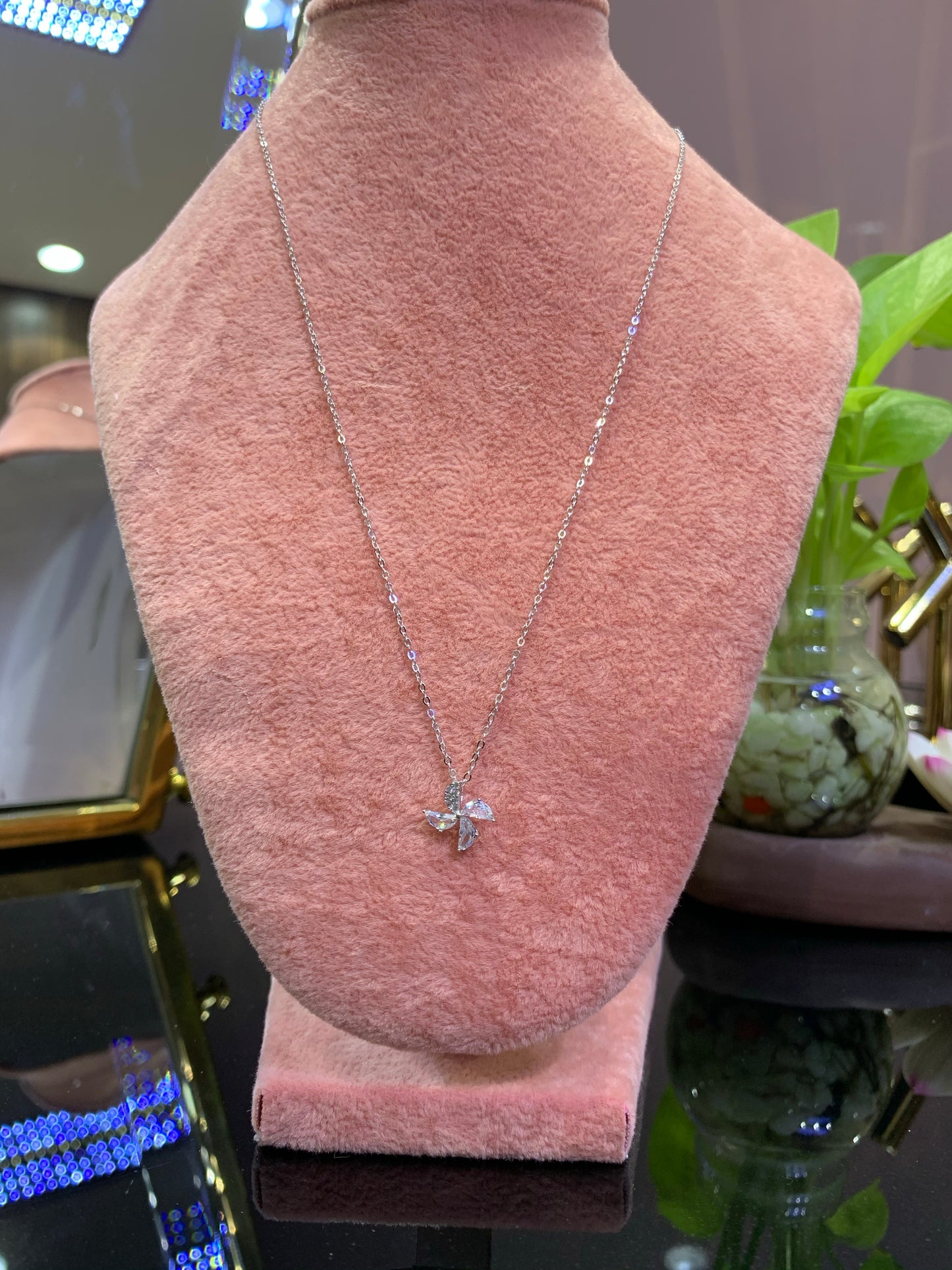 Solitaire Petal Pendant with chain