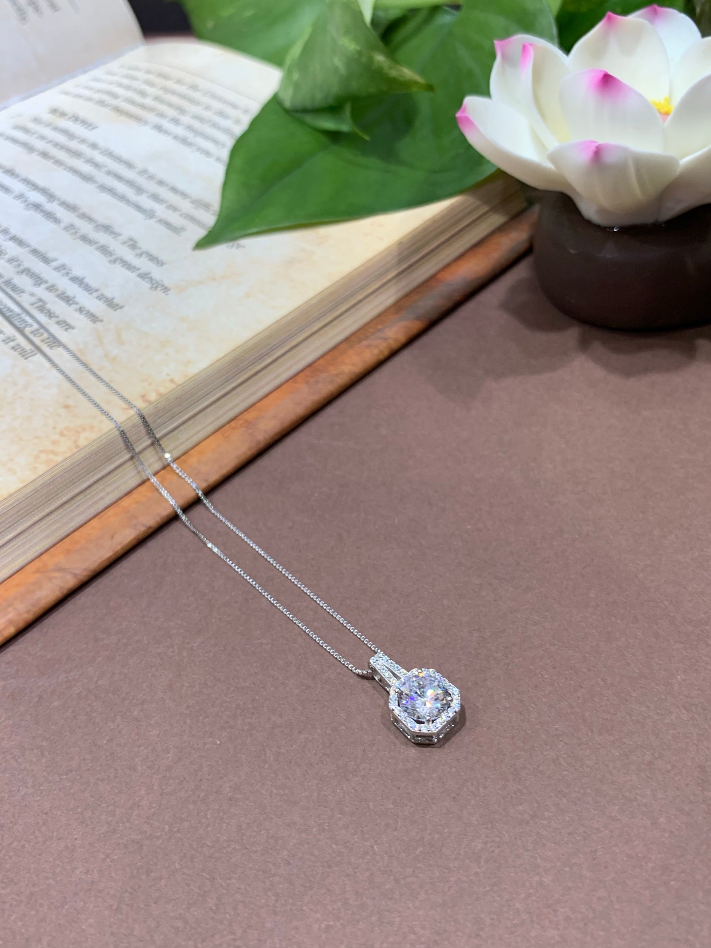 Pure 925 Silver Queen Cynthia Solitaire Pendant with Chain